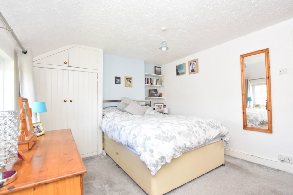 Neston Road, Willaston Village, CH64