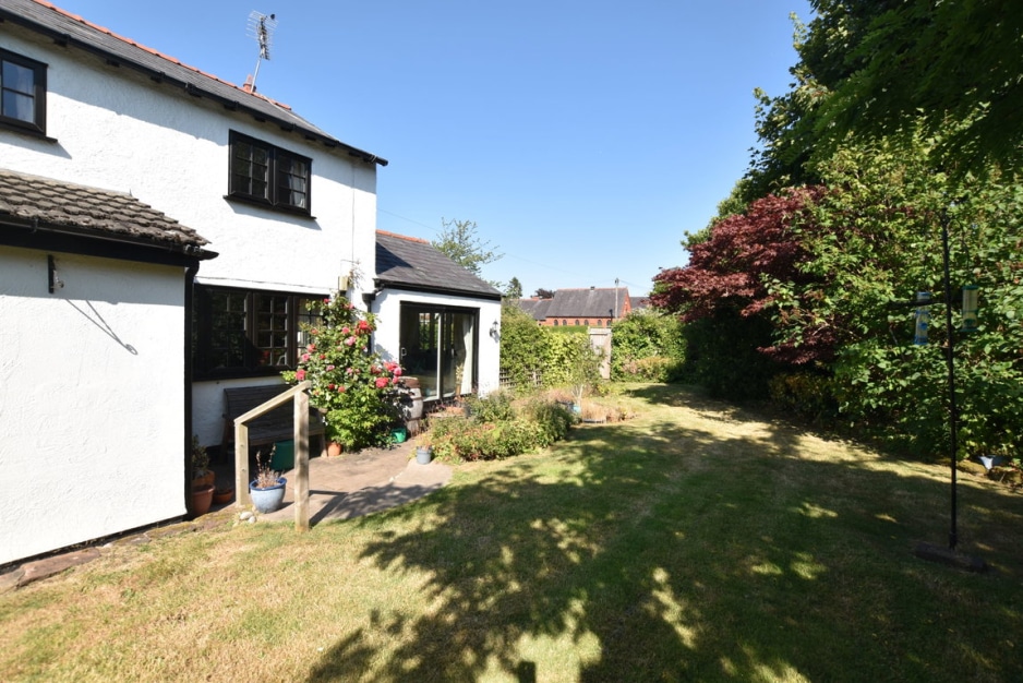 Neston Road, Willaston Village, CH64