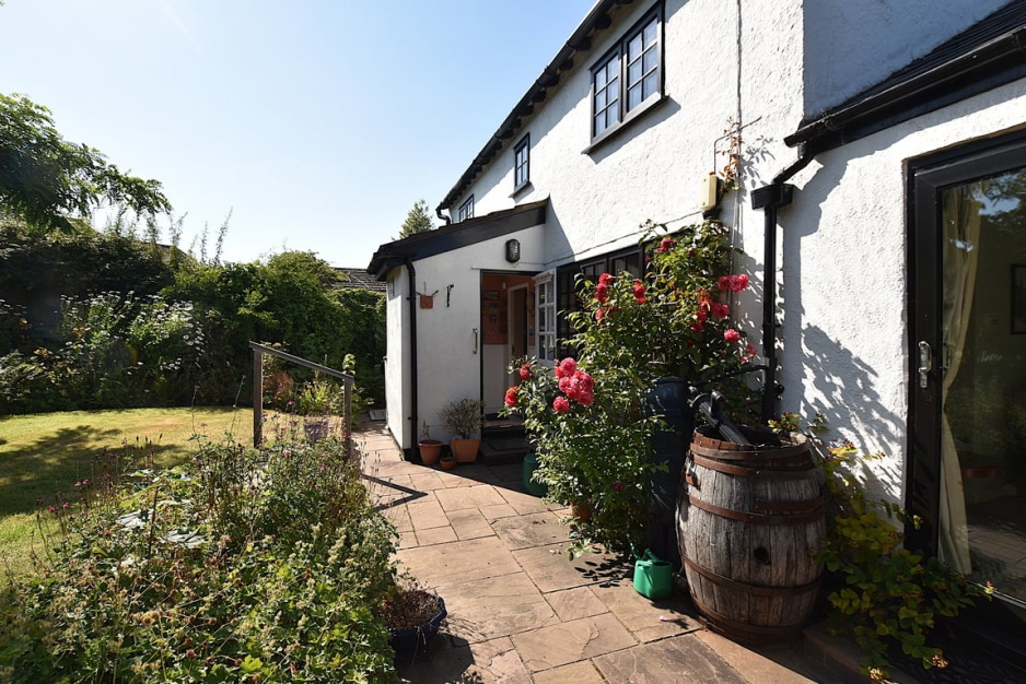Neston Road, Willaston Village, CH64