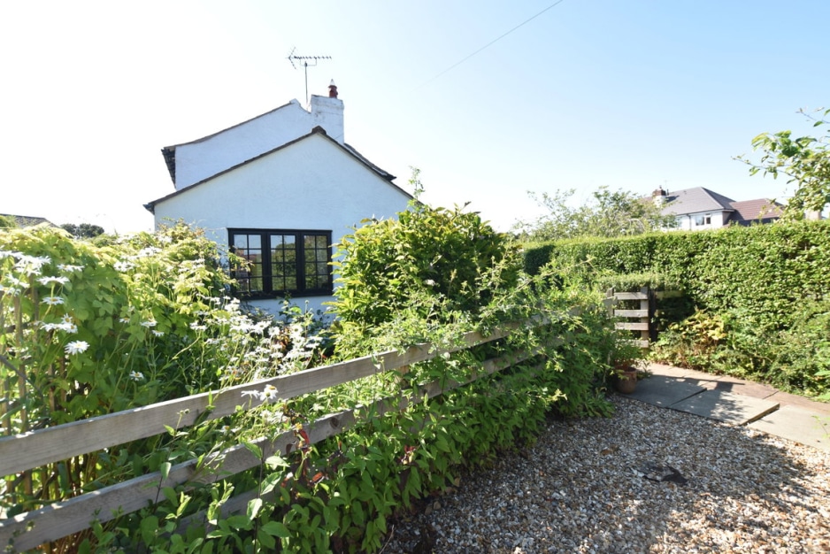 Neston Road, Willaston Village, CH64